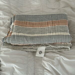 PiuBelle Lightweight Throw in Neutral colors in new condition